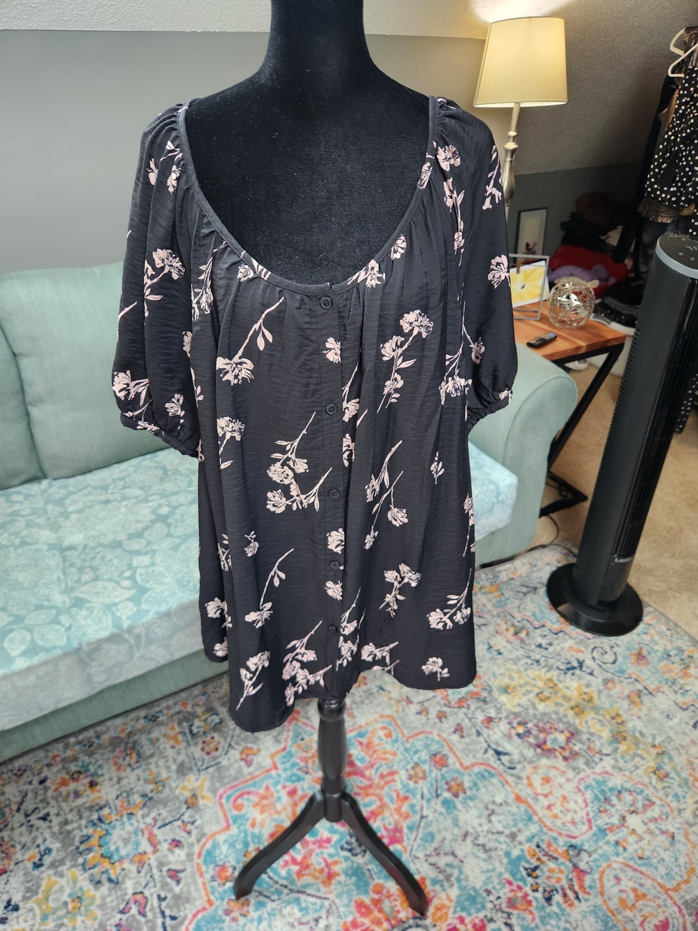 Ava & Viv Black Floral Button-Front Women's Blouse with Puff Sleeves 1X Plus